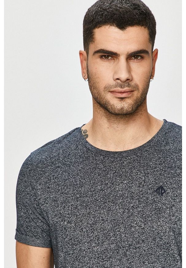 Tom Tailor - T-shirt. Okazja: na co dzień. Kolor: niebieski. Materiał: dzianina. Wzór: gładki, aplikacja. Styl: casual