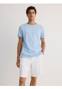 Reserved - Gładki t-shirt regular fit - jasnoniebieski. Kolor: niebieski. Materiał: bawełna, dzianina. Wzór: gładki