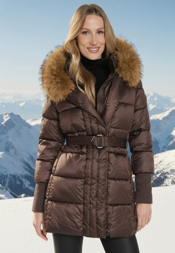 Born2be - Brązowa Kurtka z Pikowanymi Przeszyciami Paskiem i Kapturem z Futrem Lidanessa. Okazja: na co dzień. Kolor: brązowy. Materiał: futro. Styl: casual