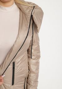 Born2be - Beżowa Przejściowa Kurtka Pikowana z Kapturem i Suwakami po Bokach Fesunela. Okazja: na co dzień. Typ kołnierza: kaptur. Kolekcja: plus size. Kolor: beżowy. Materiał: jeans. Sezon: jesień. Styl: klasyczny, casual #6