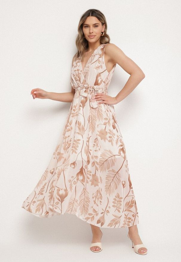 Born2be - Beżowa Kopertowa Sukienka z Wiskozą z Wiązanym Paskiem Nativire. Okazja: na co dzień. Typ kołnierza: dekolt w serek. Kolor: beżowy. Materiał: wiskoza. Typ sukienki: kopertowe. Styl: klasyczny, casual, elegancki