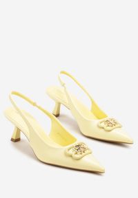 Renee - Żółte Czółenka Sandały Vices na Kaczuszce Typu Slingback Ozdobione Metaliczną Aplikacją Lilarunea. Okazja: na co dzień. Kolor: żółty. Materiał: jeans. Wzór: aplikacja. Sezon: lato. Obcas: na szpilce. Styl: casual, elegancki #6