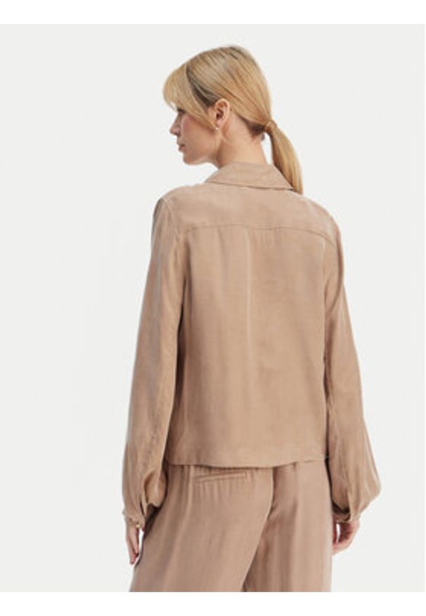 Guess Koszula W6GH22 W1789 Beżowy Regular Fit. Kolor: beżowy. Materiał: lyocell, wiskoza