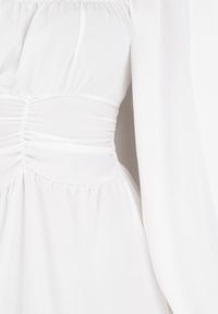 Born2be - Biała Sukienka Auxede. Typ kołnierza: dekolt kwadratowy. Kolor: biały. Materiał: tkanina. Długość rękawa: długi rękaw. Wzór: gładki #2