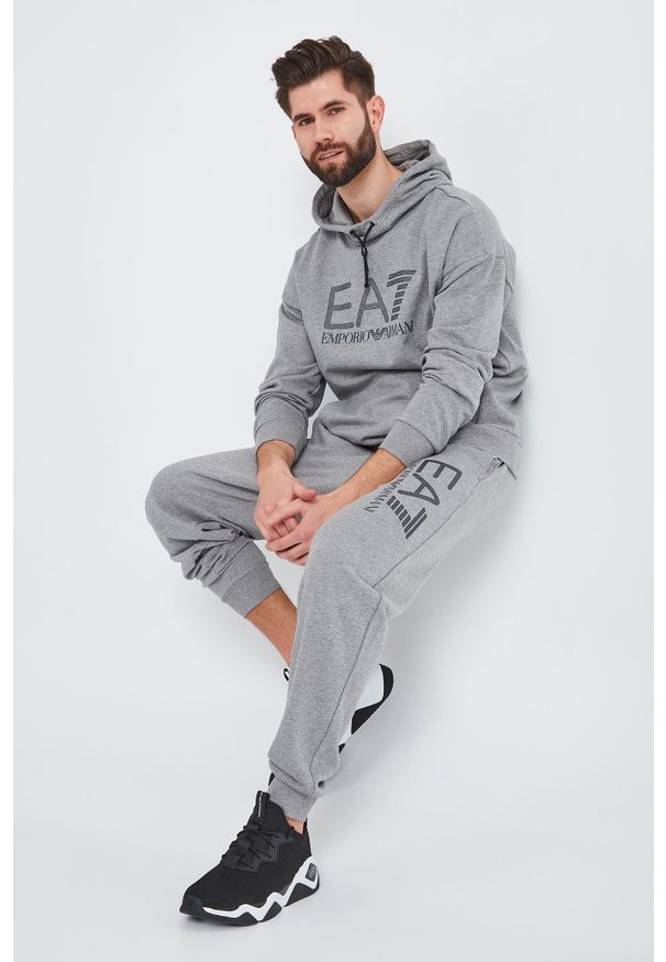 EA7 Emporio Armani - Spodnie dresowe EA7 EMPORIO ARMANI. Materiał: dresówka. Wzór: nadruk, melanż