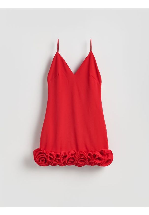 Reserved - Sukienka z ozdobną aplikacją - czerwony. Kolor: czerwony. Materiał: tkanina. Wzór: aplikacja