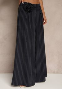 Renee - Granatowe Spodnie Palazzo High Waist Ozdobione Broszką Kwiatem Folassea. Stan: podwyższony. Kolor: niebieski. Wzór: aplikacja, kwiaty #4