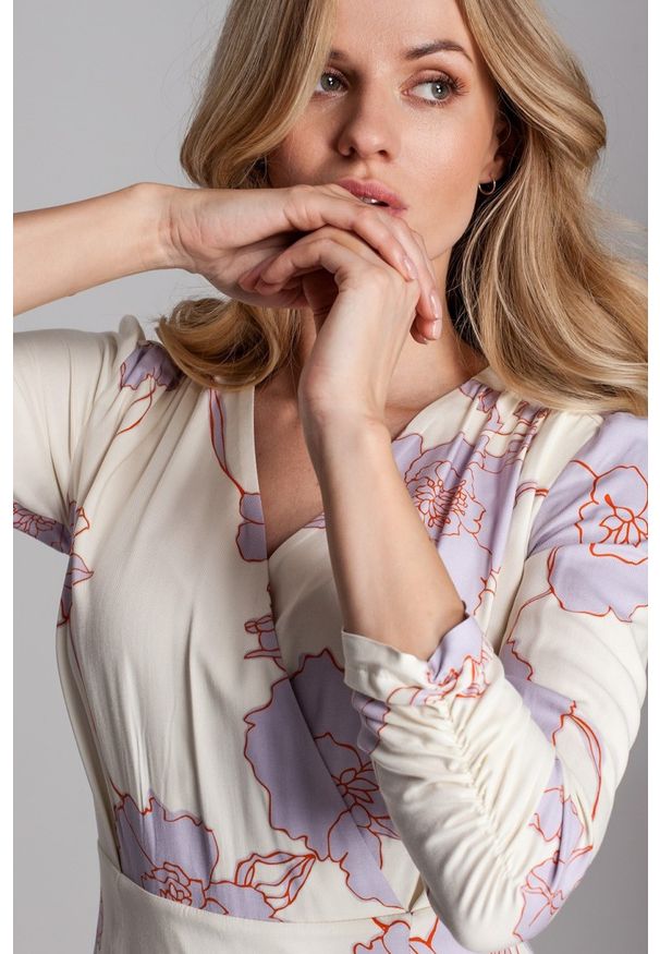 Sukienki.shop - Ołówkowa sukienka mini w kwiaty z kopertową górą ecru kremowa. Okazja: na wesele, na imprezę, na ślub cywilny. Kolor: kremowy. Wzór: kwiaty. Typ sukienki: ołówkowe, kopertowe. Styl: wizytowy. Długość: mini