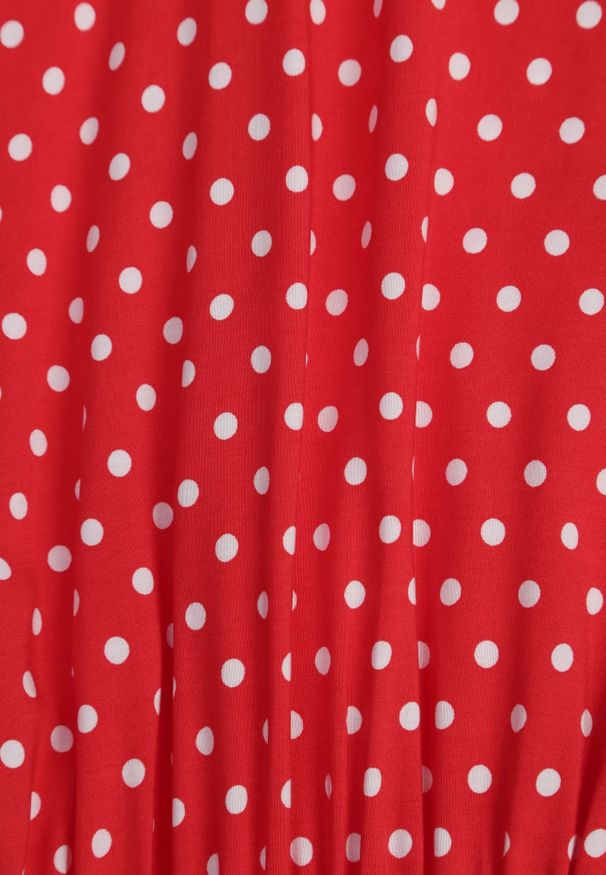 Renee - Czerwona Rozkloszowana Sukienka Retro z Wiskozy w Groszki Tetia. Kolor: czerwony. Materiał: wiskoza. Długość rękawa: krótki rękaw. Wzór: grochy. Typ sukienki: rozkloszowane. Styl: retro