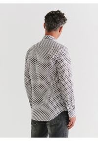 Pako Lorente - PAKO LORENTE – Biała koszula w wyrazisty wzór P23WF-1X-017-B-S. Kolor: biały. Materiał: elastan, bawełna, jeans. Wzór: nadruk, kolorowy #7