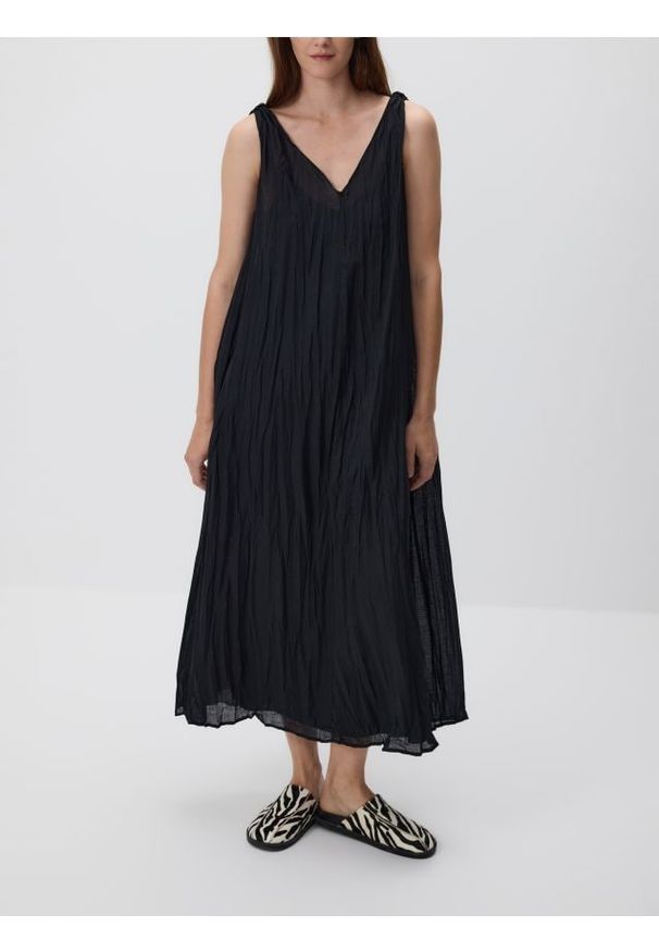 Reserved - Sukieka midi z tkaniną ramia - czarny. Kolor: czarny. Materiał: tkanina. Długość: midi