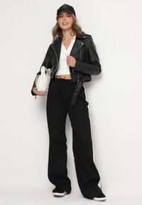 Born2be - Czarna Kurtka Ramoneska z Wiskozą z Regulowanym Paskiem Nevenina. Okazja: na co dzień. Kolor: czarny. Materiał: wiskoza. Długość rękawa: długi rękaw. Długość: długie. Styl: casual, rockowy, elegancki #3