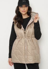 Born2be - Beżowa Kamizelka Pikowana z Nieodpinanym Kapturem Lisandora. Okazja: na spacer. Kolor: beżowy. Sezon: wiosna. Styl: klasyczny #3