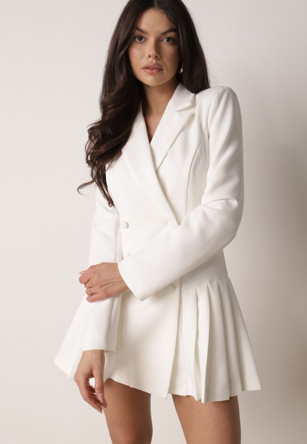 Born2be - Biała Sukienka o Kroju Marynarki VICES z Poduszkami w Ramionach Serlina. Okazja: na co dzień. Kolor: biały. Styl: casual, elegancki, klasyczny