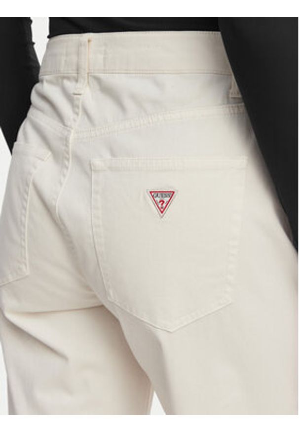 Guess Jeans Spodnie materiałowe W6RA0R WJ051 Kremowy Regular Fit. Kolor: kremowy. Materiał: bawełna
