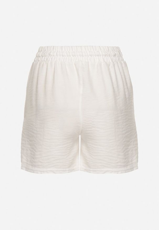 Born2be - Białe Szorty Ozdobione Wiązaniem Liraine. Okazja: na co dzień. Kolor: biały. Wzór: aplikacja. Sezon: lato. Styl: casual