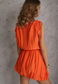Renee - Pomarańczowa Kopertowa Sukienka Bombka z Wiązaniami Nyana. Typ kołnierza: dekolt kopertowy. Kolor: pomarańczowy. Typ sukienki: bombki, kopertowe. Styl: elegancki #2