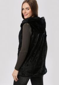 Born2be - Czarna Kamizelka ze Sztucznego Futerka Correspondent. Typ kołnierza: kaptur. Kolor: czarny. Materiał: futro. Długość: długie. Styl: elegancki #2