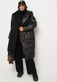 Born2be - Czarna Kurtka z Pikowanymi Przeszyciami Kapturem i Asymetrycznym Zapięciem Hedirida. Okazja: na co dzień, do pracy, na spotkanie biznesowe. Kolor: czarny. Materiał: jeans, zamsz, dzianina. Styl: biznesowy, klasyczny, casual, elegancki #2