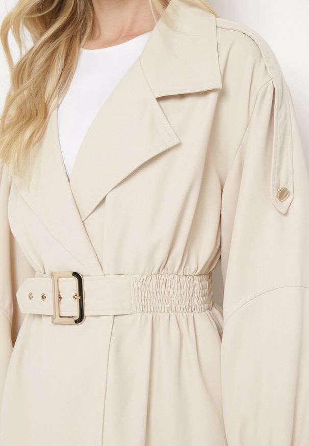 Born2be - Beżowy Krótki Płaszcz z Bufiastymi Rękawami i Elastycznym Paskiem z Klamrą Lirenda. Okazja: na co dzień. Kolor: beżowy. Długość: krótkie. Styl: klasyczny, casual, elegancki