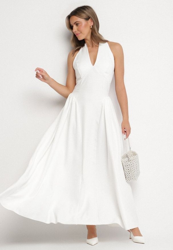 Born2be - Biała Sukienka o Rozkloszowanym Kroju z Wiązanym Dekoltem Halter Senicea. Okazja: na spacer, na co dzień. Typ kołnierza: dekolt halter. Kolor: biały. Typ sukienki: proste. Styl: casual