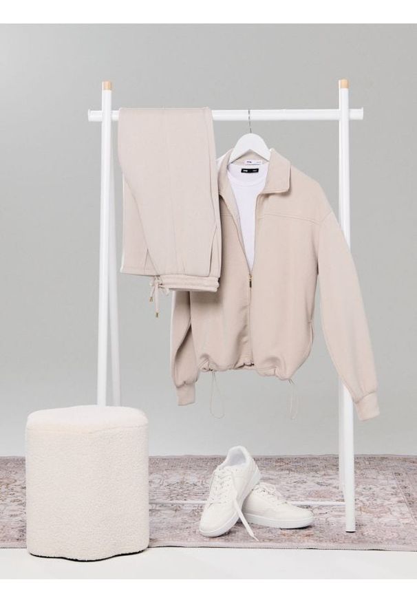 Sinsay - Rozpinana bluza ze stójką - beżowy. Typ kołnierza: kołnierzyk stójkowy. Kolor: beżowy. Materiał: dzianina, wiskoza