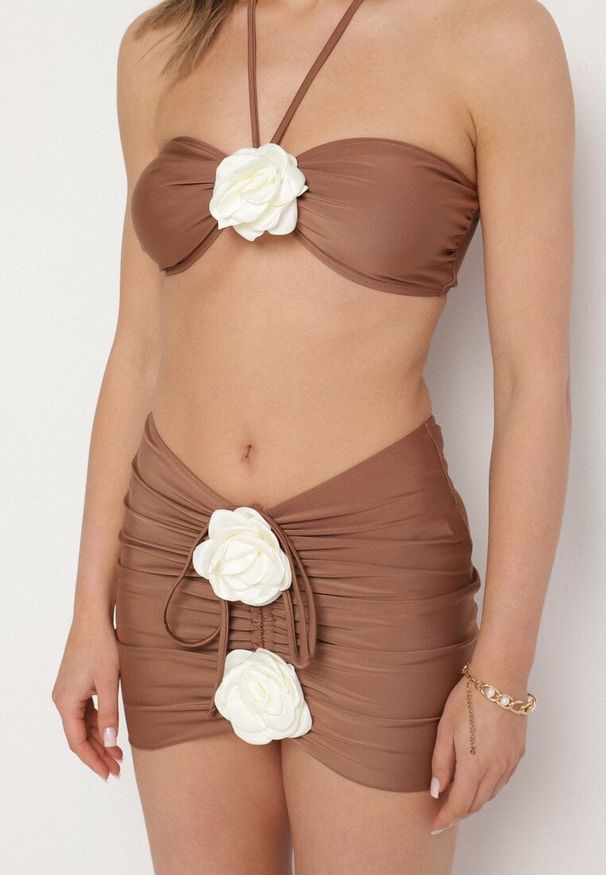 Born2be - Brązowe Bikini Góra z Paskami na Szyję i Kwiatami 3D z Dodatkową Spódniczką Renzi. Kolor: brązowy. Wzór: kwiaty