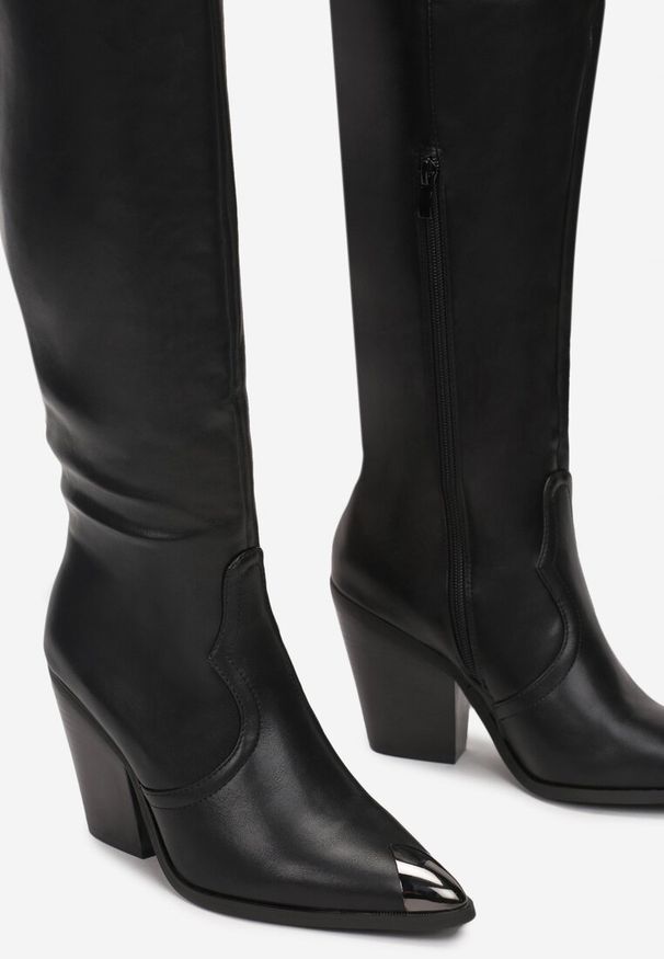 Renee - Czarne Kozaki Nicdriel. Wysokość cholewki: przed kolano. Nosek buta: szpiczasty. Zapięcie: zamek. Kolor: czarny. Materiał: jeans. Szerokość cholewki: normalna. Wzór: aplikacja. Obcas: na słupku