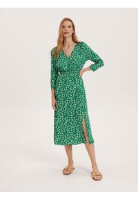 Reserved - Wzorzysta sukienka z EcoVero™ - zielony. Kolor: zielony. Materiał: wiskoza. Typ sukienki: kopertowe #1