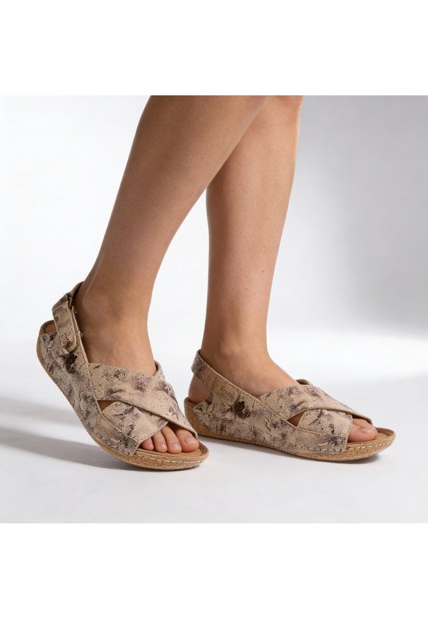 Sandały damskie Maciejka, na platformie skórzane na rzepy we wzorki i z wygodnymi wkładkami, beżowe miedź, 00994-65-00-5. Okazja: na spacer, na co dzień. Zapięcie: rzepy. Kolor: beżowy. Materiał: skóra. Wzór: paski. Sezon: lato. Obcas: na platformie. Styl: casual, vintage, boho