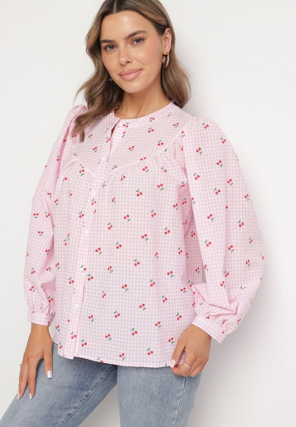 Born2be - Różowa Koszula z Bawełny w Kratkę z Wisienkami Halonira. Okazja: na spotkanie biznesowe, do pracy, na co dzień. Typ kołnierza: kołnierzyk klasyczny. Kolor: różowy. Materiał: bawełna. Długość rękawa: długi rękaw. Długość: długie. Wzór: kratka. Styl: elegancki, casual, klasyczny, biznesowy