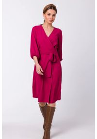 Sukienki.shop - Sukienka elegancka kopertowa z bufiastymi rękawami śliwka. Okazja: do pracy. Kolor: czarny. Typ sukienki: kopertowe. Styl: elegancki #1