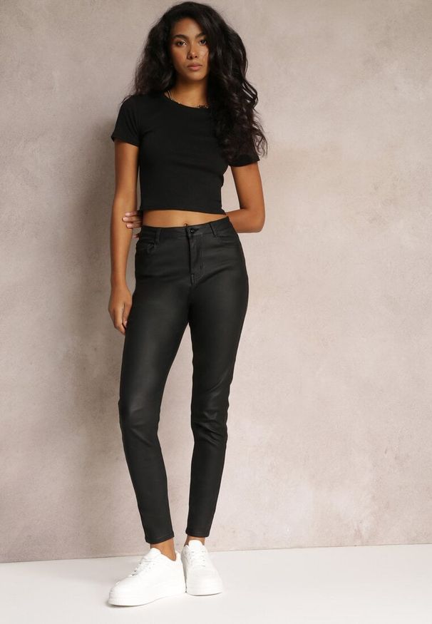 Renee - Czarne Casualowe Spodnie Skinny o Modelującym Fasonie Elovi. Okazja: na co dzień. Kolor: czarny. Materiał: skóra. Styl: casual