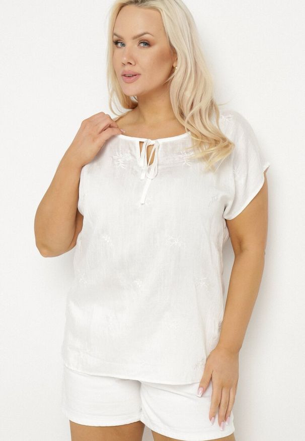 Born2be - Biała Bluzka z Haftem i Sznurkiem Przy Dekolcie Mepaya. Okazja: na co dzień. Kolekcja: plus size. Kolor: biały. Długość rękawa: krótki rękaw. Długość: krótkie. Wzór: haft. Sezon: lato. Styl: elegancki, casual, klasyczny