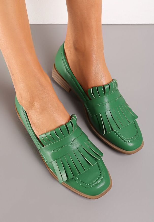 Renee - Zielone Mokasyny z Kwadratowym Noskiem i Frędzlami Tarnissa. Okazja: na co dzień, na spacer. Kolor: zielony. Obcas: na obcasie. Styl: casual, klasyczny. Wysokość obcasa: niski
