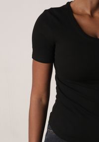 Born2be - Czarny Prążkowany T-shirt Ozdobiony po Bokach Marszczeniem Nedisa. Okazja: na co dzień. Kolor: czarny. Materiał: prążkowany. Wzór: aplikacja. Styl: casual #2