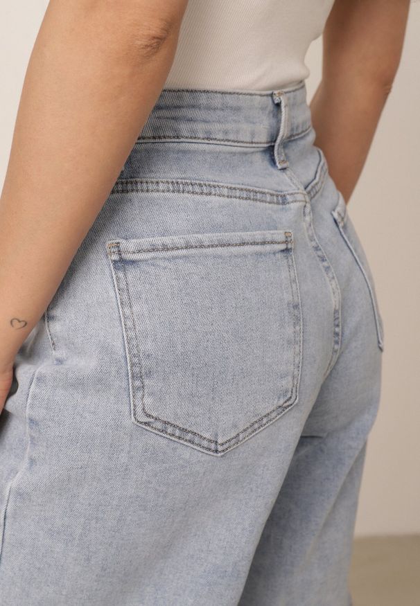 Born2be - Jasnoniebieskie Jeansowe Szorty Casual Bermudy z Wysokim Stanem z Bawełny Metithe. Okazja: na co dzień. Stan: podwyższony. Kolor: niebieski. Materiał: jeans, bawełna. Długość: długie. Sezon: lato. Styl: casual