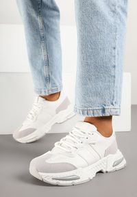 Renee - Białe Sneakersy w Streetwearowym Stylu z Ozdobnymi Przeszyciami Isallena. Okazja: na co dzień. Kolor: biały. Materiał: jeans. Obcas: na płaskiej podeszwie #5