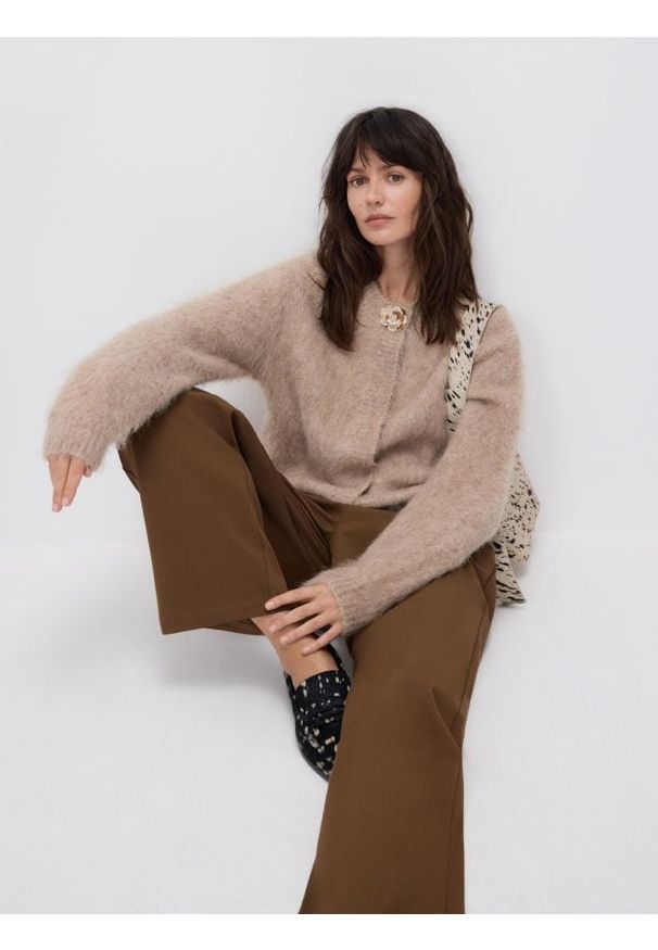 Reserved - Sweter z alpaką - beżowy. Kolor: beżowy. Materiał: dzianina. Styl: klasyczny