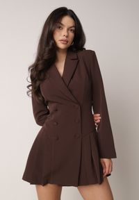 Born2be - Brązowa Sukienka o Kroju Marynarki VICES z Poduszkami w Ramionach Serlina. Okazja: na co dzień. Kolor: brązowy. Styl: casual, elegancki, klasyczny #8