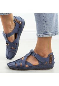 DEONI - Granatowe Polskie sandały damskie Deoni D404. Okazja: na spacer, na co dzień. Nosek buta: okrągły. Zapięcie: rzepy. Kolor: niebieski. Materiał: skóra. Sezon: lato. Obcas: na obcasie. Styl: casual, elegancki, klasyczny, wakacyjny. Wysokość obcasa: niski #1