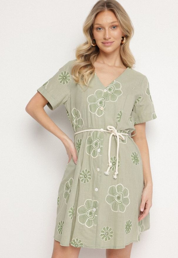 Born2be - Jasnozielona Sukienka w Stylu Boho w Haftowane Kwiaty ze Sznurkiem Evionis. Okazja: na co dzień. Typ kołnierza: dekolt w serek. Kolor: zielony. Wzór: haft, kwiaty. Styl: boho