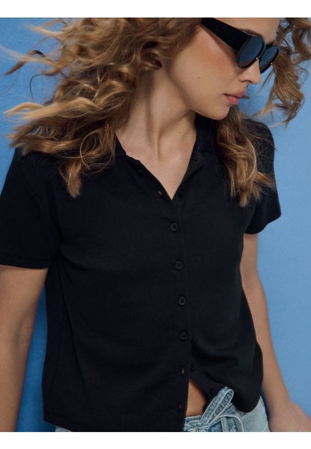 Sinsay - Bawełniana koszula z krótkim rękawem - czarny. Kolor: czarny. Materiał: bawełna. Długość rękawa: krótki rękaw. Długość: krótkie