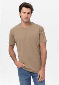 Volcano - Gładka koszulka 200 g/m², Comfort Fit, T-PERSONAL. Okazja: na co dzień. Kolor: beżowy. Materiał: materiał, bawełna, jeans. Długość rękawa: krótki rękaw. Długość: krótkie. Wzór: gładki. Styl: casual #1
