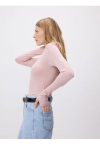 Reserved - Bluzka z ozdobnym marszczeniem - pastelowy róż. Kolor: różowy. Materiał: dzianina, wiskoza. Wzór: gładki #1