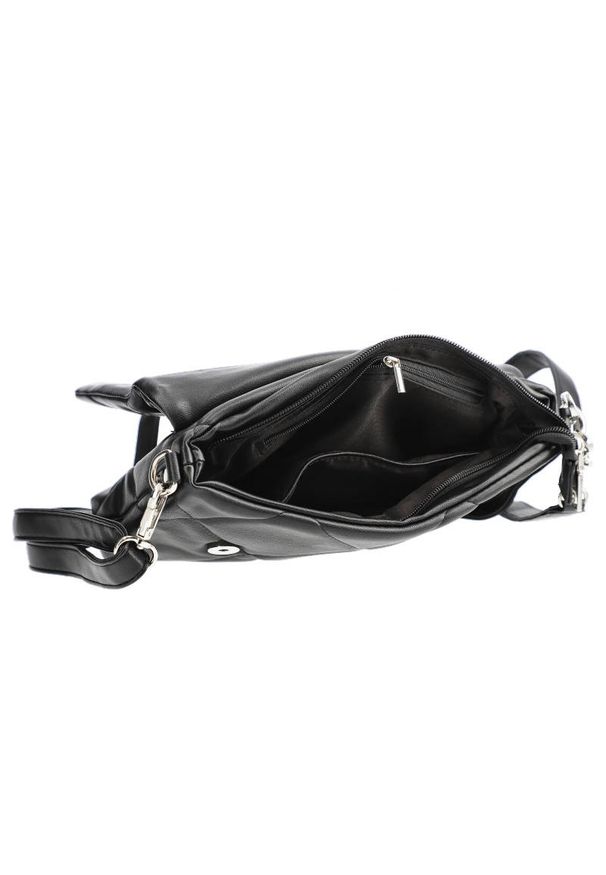 Torebka damska Filippo, pikowana z kopertowa z klapką i odpinanym paskiem, czarna, TD0342/22 BK. Kolor: czarny. Wzór: aplikacja. Materiał: pikowane. Styl: elegancki