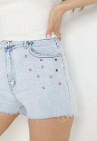 Born2be - Niebieskie Jeansowe Szorty z Wysokim Stanem i Perełkami Keiana. Stan: podwyższony. Kolor: niebieski. Materiał: jeans. Wzór: aplikacja, kolorowy. Sezon: lato, wiosna #3
