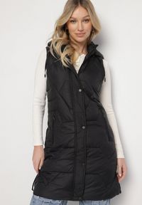 Born2be - Czarna Pikowana Kamizelka z Odpinanym Kapturem i Ściągaczami Lorianvia. Okazja: na co dzień, na spacer. Kolor: czarny. Materiał: jeans. Styl: sportowy, casual, elegancki #1