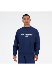 Bluza męska New Balance MT41597NNY – granatowa. Kolor: niebieski. Materiał: dresówka, materiał, bawełna, prążkowany, poliester. Wzór: napisy