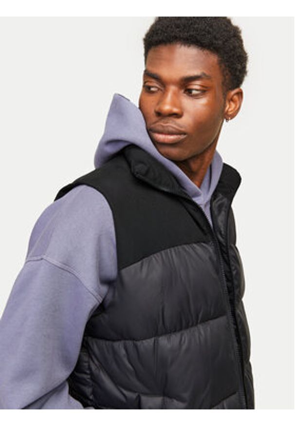 Jack & Jones - Jack&Jones Kamizelka Moon 12256860 Czarny Regular Fit. Kolor: czarny. Materiał: syntetyk